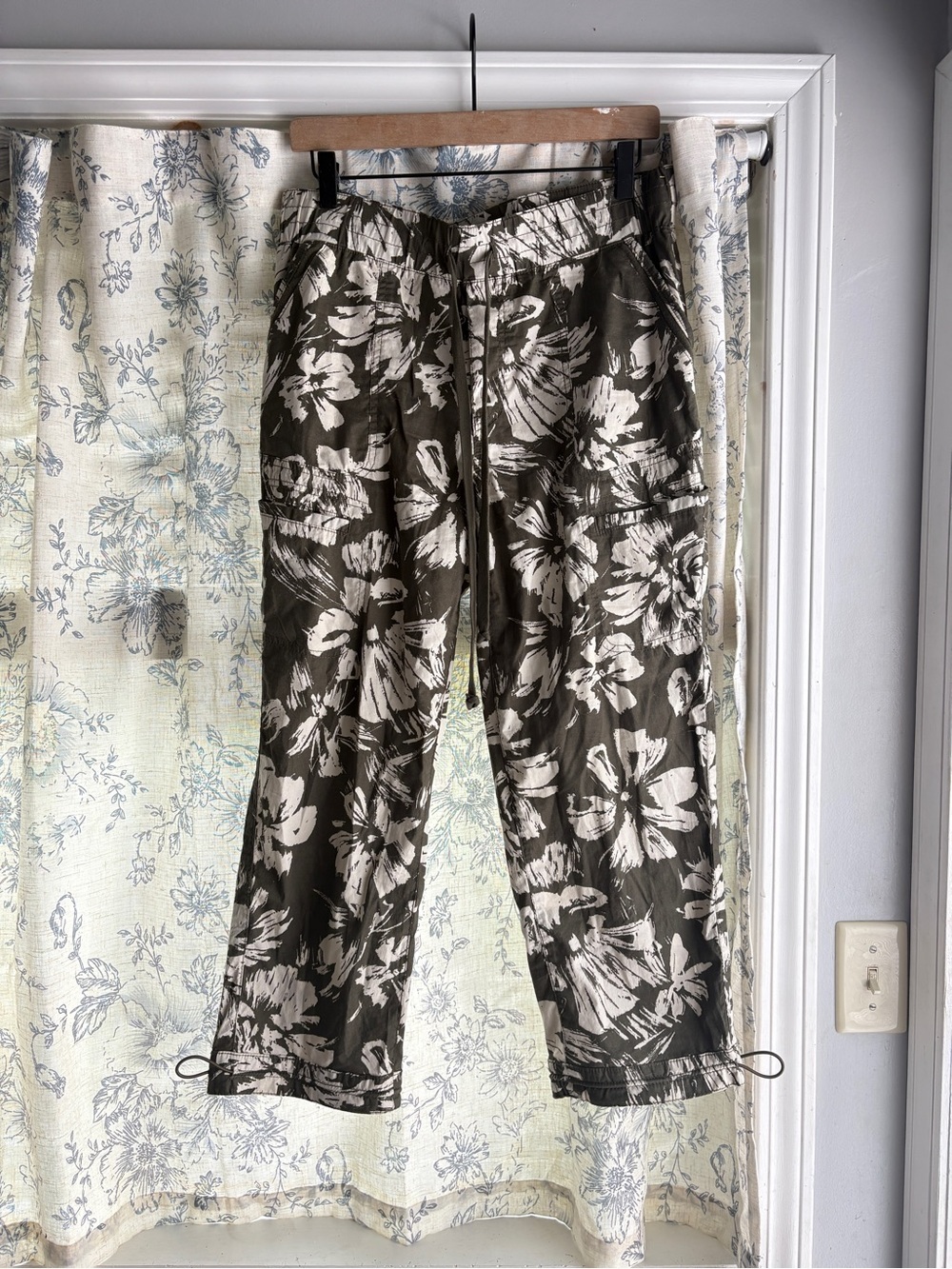 Democracy "Flex"-ellent olive green floral cargo utility pants